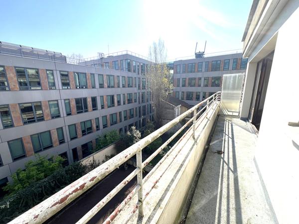 STUDIO LUMINEUX AVEC EXTÉRIEUR AUX PORTES DE PARIS