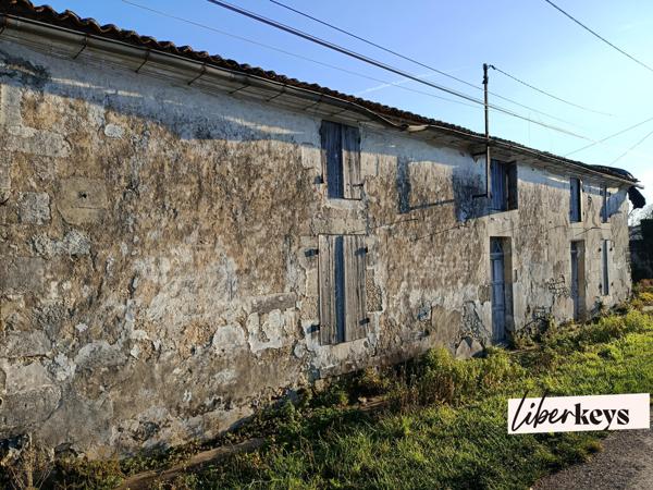 EXCLUSIVITÉ – Saint-Georges-des-Coteaux – Ensemble de bâtis à réhabiliter – Axe passant