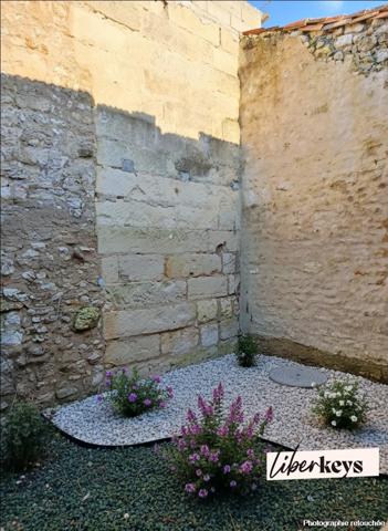 EXCLUSIVITÉ – Saint-Georges-des-Coteaux – Ensemble de bâtis à réhabiliter – Axe passant