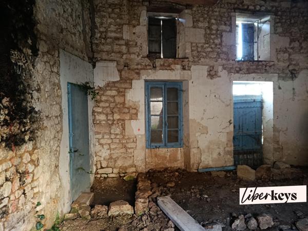 EXCLUSIVITÉ – Saint-Georges-des-Coteaux – Ensemble de bâtis à réhabiliter – Axe passant