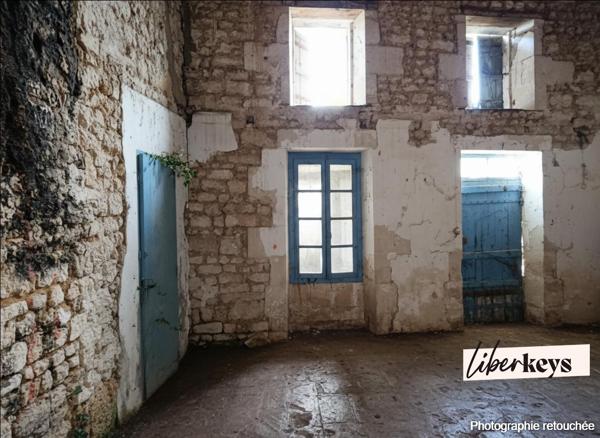 EXCLUSIVITÉ – Saint-Georges-des-Coteaux – Ensemble de bâtis à réhabiliter – Axe passant