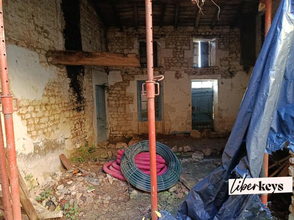 EXCLUSIVITÉ – Saint-Georges-des-Coteaux – Ensemble de bâtis à réhabiliter – Axe passant