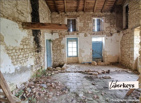 EXCLUSIVITÉ – Saint-Georges-des-Coteaux – Ensemble de bâtis à réhabiliter – Axe passant