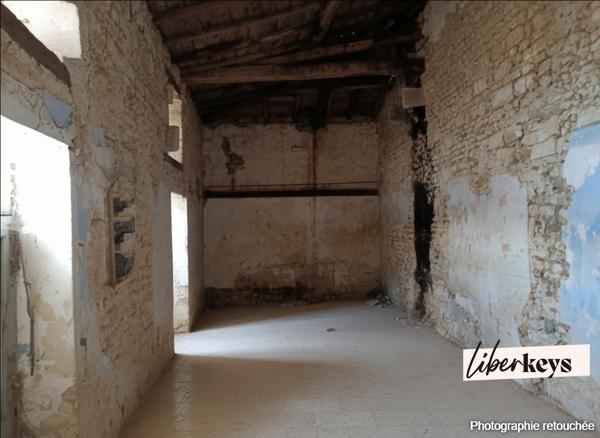 EXCLUSIVITÉ – Saint-Georges-des-Coteaux – Ensemble de bâtis à réhabiliter – Axe passant