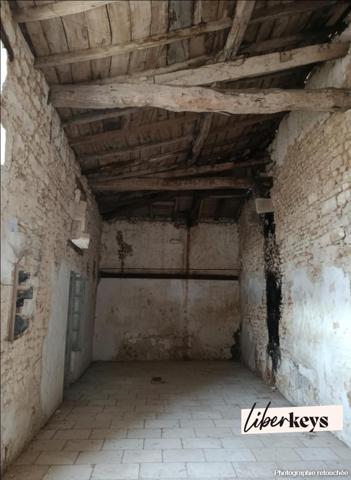 EXCLUSIVITÉ – Saint-Georges-des-Coteaux – Ensemble de bâtis à réhabiliter – Axe passant