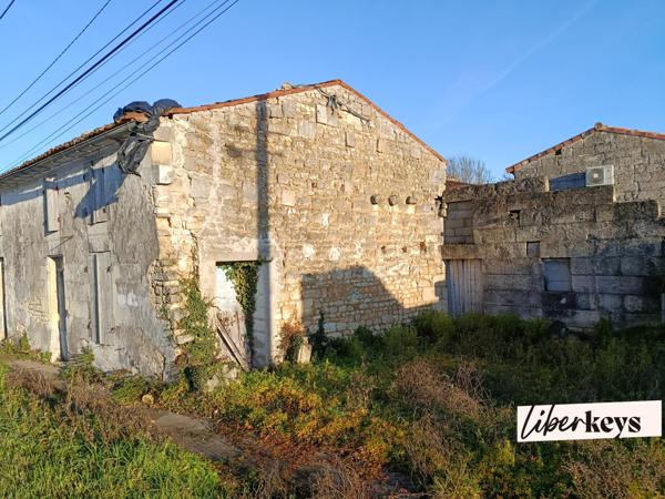 EXCLUSIVITÉ – Saint-Georges-des-Coteaux – Ensemble de bâtis à réhabiliter – Axe passant