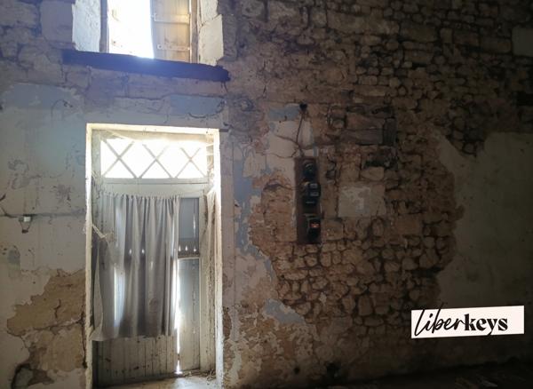 EXCLUSIVITÉ – Saint-Georges-des-Coteaux – Ensemble de bâtis à réhabiliter – Axe passant