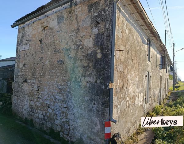 EXCLUSIVITÉ – Saint-Georges-des-Coteaux – Ensemble de bâtis à réhabiliter – Axe passant