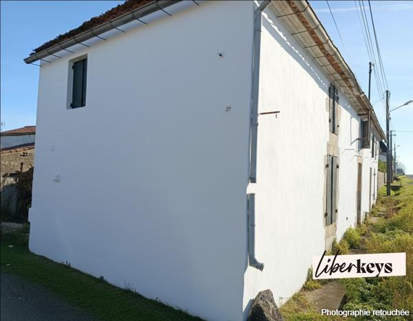 EXCLUSIVITÉ – Saint-Georges-des-Coteaux – Ensemble de bâtis à réhabiliter – Axe passant