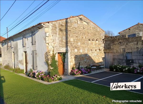 EXCLUSIVITÉ – Saint-Georges-des-Coteaux – Ensemble de bâtis à réhabiliter – Axe passant