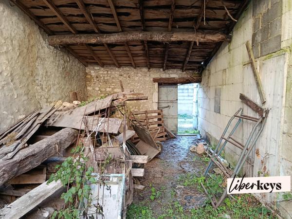 EXCLUSIVITÉ – Saint-Georges-des-Coteaux – Ensemble de bâtis à réhabiliter – Axe passant