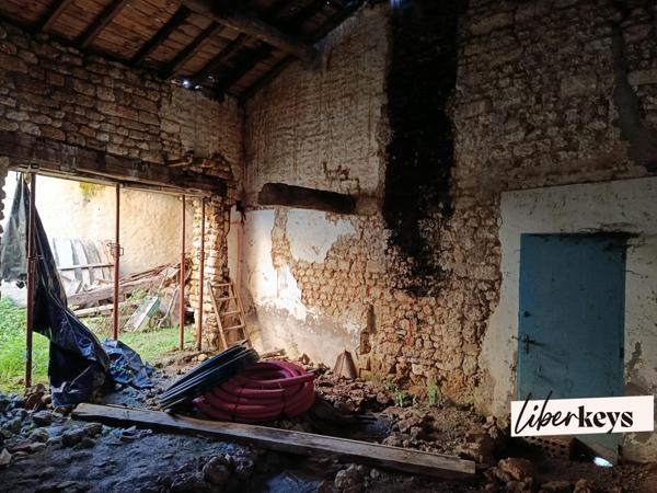 EXCLUSIVITÉ – Saint-Georges-des-Coteaux – Ensemble de bâtis à réhabiliter – Axe passant