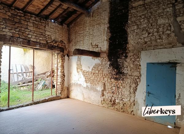 EXCLUSIVITÉ – Saint-Georges-des-Coteaux – Ensemble de bâtis à réhabiliter – Axe passant