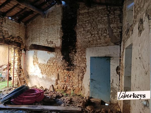 EXCLUSIVITÉ – Saint-Georges-des-Coteaux – Ensemble de bâtis à réhabiliter – Axe passant