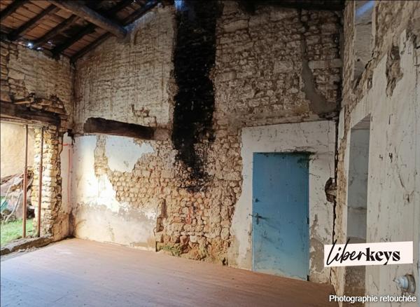 EXCLUSIVITÉ – Saint-Georges-des-Coteaux – Ensemble de bâtis à réhabiliter – Axe passant