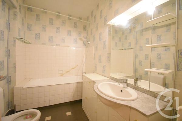 Appartement F2 à vendre  2 pièces - 42 m 2   VICHY  - 03