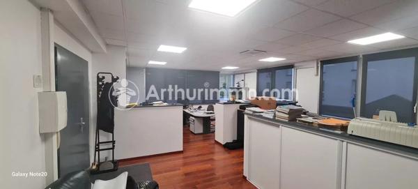 Location Bureau 47 m2 à Lissieu