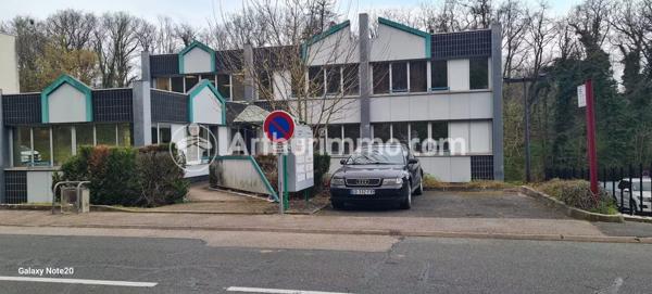 Location Bureau 47 m2 à Lissieu