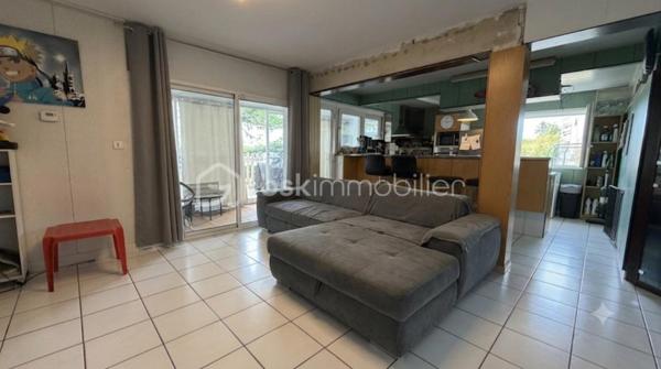 Située dans le calme d'une impasse, retrouvez cette maison individuelle de plain pied offrant : séjour avec cuisine ouverte aménagée, 4 chambres dont 1 traversante, salle d'eau avec wc, chaufferie. Terrain clos entièrement constructible avec piscine encore sous garantie décennale. Garage double avec mezzanine.
Travaux de rafraîchissement à prévoir. 
Opportunité à saisir !