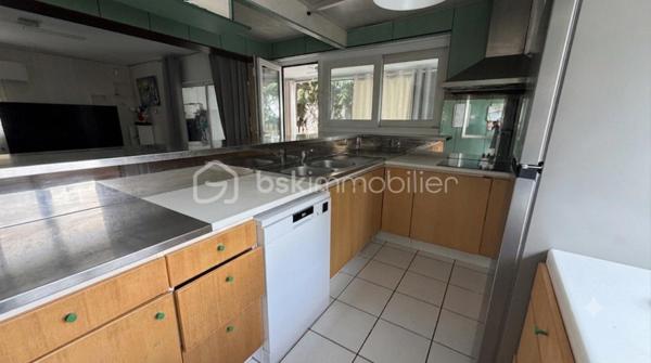 Située dans le calme d'une impasse, retrouvez cette maison individuelle de plain pied offrant : séjour avec cuisine ouverte aménagée, 4 chambres dont 1 traversante, salle d'eau avec wc, chaufferie. Terrain clos entièrement constructible avec piscine encore sous garantie décennale. Garage double avec mezzanine.
Travaux de rafraîchissement à prévoir. 
Opportunité à saisir !
