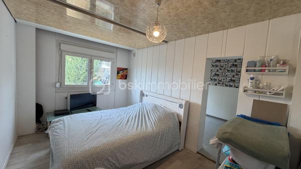 Située dans le calme d'une impasse, retrouvez cette maison individuelle de plain pied offrant : séjour avec cuisine ouverte aménagée, 4 chambres dont 1 traversante, salle d'eau avec wc, chaufferie. Terrain clos entièrement constructible avec piscine encore sous garantie décennale. Garage double avec mezzanine.
Travaux de rafraîchissement à prévoir. 
Opportunité à saisir !