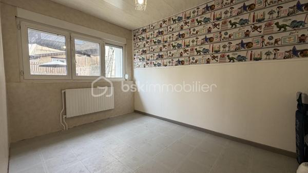Située dans le calme d'une impasse, retrouvez cette maison individuelle de plain pied offrant : séjour avec cuisine ouverte aménagée, 4 chambres dont 1 traversante, salle d'eau avec wc, chaufferie. Terrain clos entièrement constructible avec piscine encore sous garantie décennale. Garage double avec mezzanine.
Travaux de rafraîchissement à prévoir. 
Opportunité à saisir !