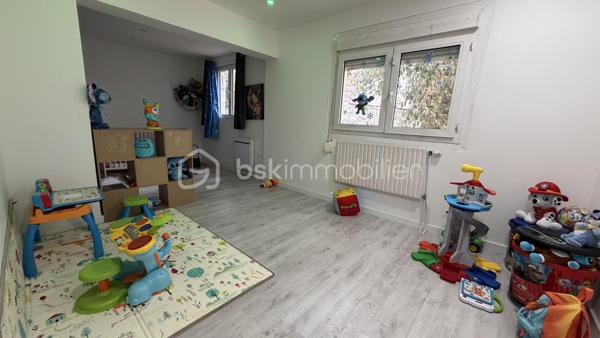 Située dans le calme d'une impasse, retrouvez cette maison individuelle de plain pied offrant : séjour avec cuisine ouverte aménagée, 4 chambres dont 1 traversante, salle d'eau avec wc, chaufferie. Terrain clos entièrement constructible avec piscine encore sous garantie décennale. Garage double avec mezzanine.
Travaux de rafraîchissement à prévoir. 
Opportunité à saisir !