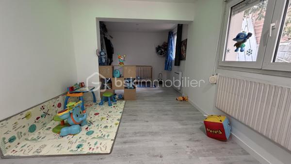 Située dans le calme d'une impasse, retrouvez cette maison individuelle de plain pied offrant : séjour avec cuisine ouverte aménagée, 4 chambres dont 1 traversante, salle d'eau avec wc, chaufferie. Terrain clos entièrement constructible avec piscine encore sous garantie décennale. Garage double avec mezzanine.
Travaux de rafraîchissement à prévoir. 
Opportunité à saisir !