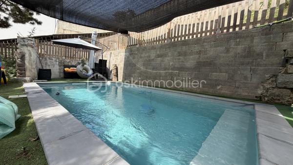 Située dans le calme d'une impasse, retrouvez cette maison individuelle de plain pied offrant : séjour avec cuisine ouverte aménagée, 4 chambres dont 1 traversante, salle d'eau avec wc, chaufferie. Terrain clos entièrement constructible avec piscine encore sous garantie décennale. Garage double avec mezzanine.
Travaux de rafraîchissement à prévoir. 
Opportunité à saisir !