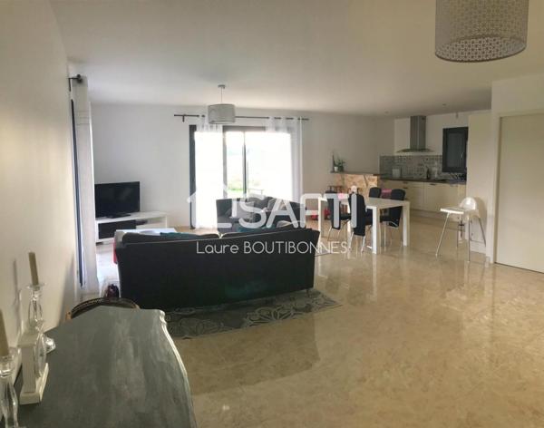 Maison de plain pied récente hors lotissement avec grand terrain