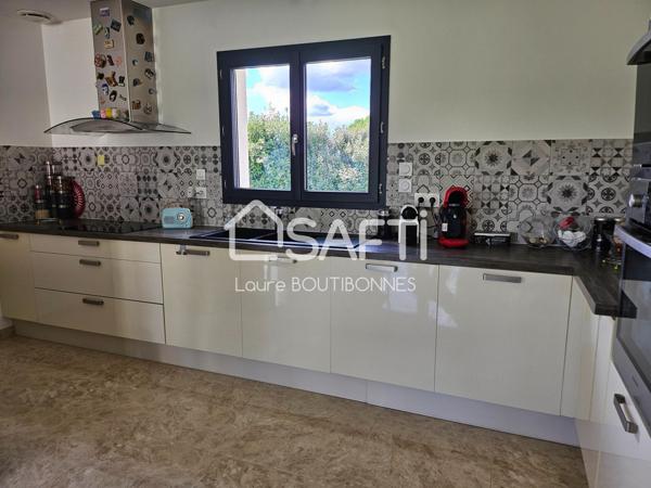 Maison de plain pied récente hors lotissement avec grand terrain