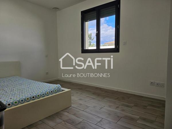 Maison de plain pied récente hors lotissement avec grand terrain