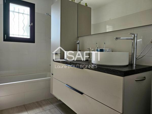 Maison de plain pied récente hors lotissement avec grand terrain