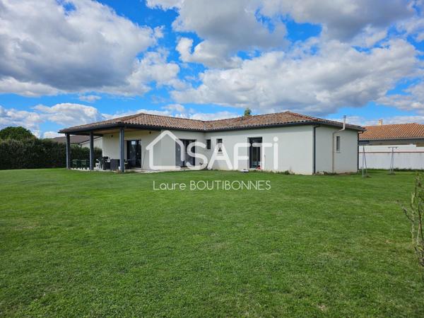 Maison de plain pied récente hors lotissement avec grand terrain