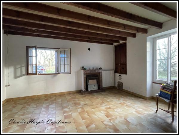 Dpt (79), à vendre CLAVE : maison P6 de 133.19 m² - 4 ch - dépendances - Terrain de 17 hectares, forage