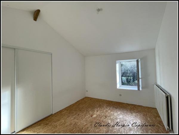 Dpt (79), à vendre CLAVE : maison P6 de 133.19 m² - 4 ch - dépendances - Terrain de 17 hectares, forage