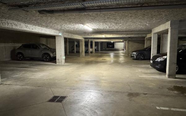 Stationnement à vendre    12 m2 Saint-Jean