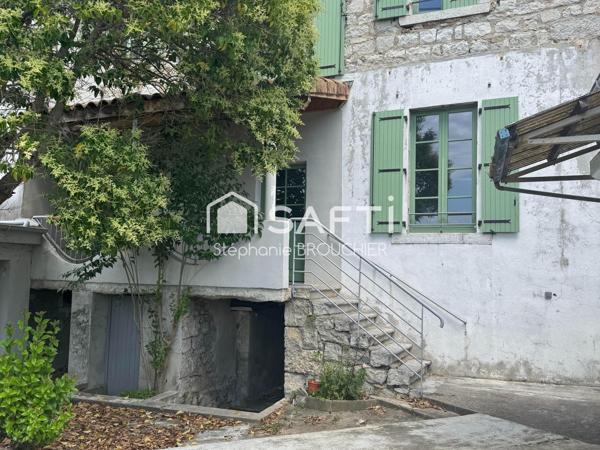 Appartement avec cave terrasse cour et local commercial