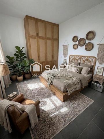 Appartement avec cave terrasse cour et local commercial