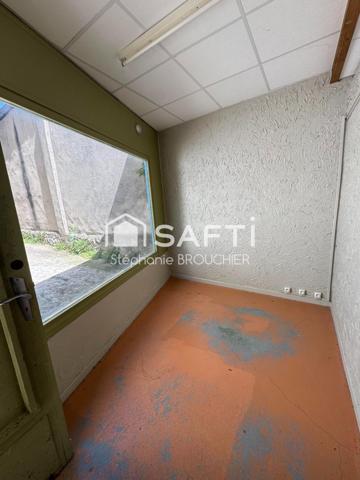 Appartement avec cave terrasse cour et local commercial
