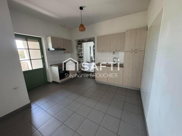 Appartement avec cave terrasse cour et local commercial