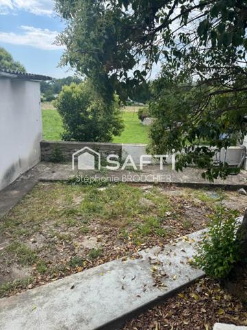Appartement avec cave terrasse cour et local commercial
