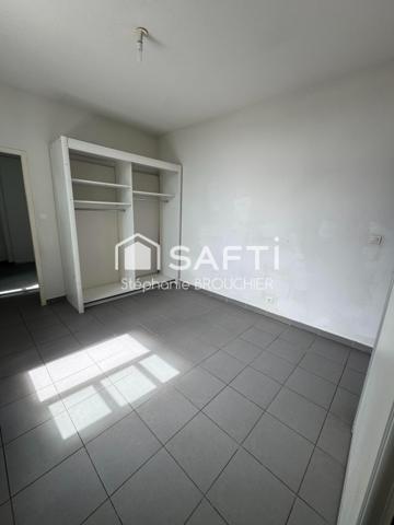 Appartement avec cave terrasse cour et local commercial