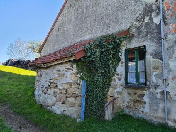 Maison de campagne avec terrain et granges