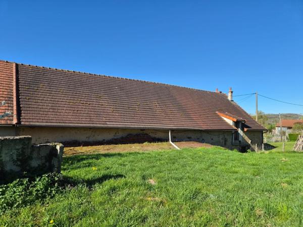 Maison de campagne avec terrain et granges