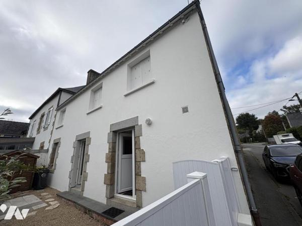 Maison d'habitation construite sur deux niveaux et comprenant 3 chambres et terrain à l'avant .