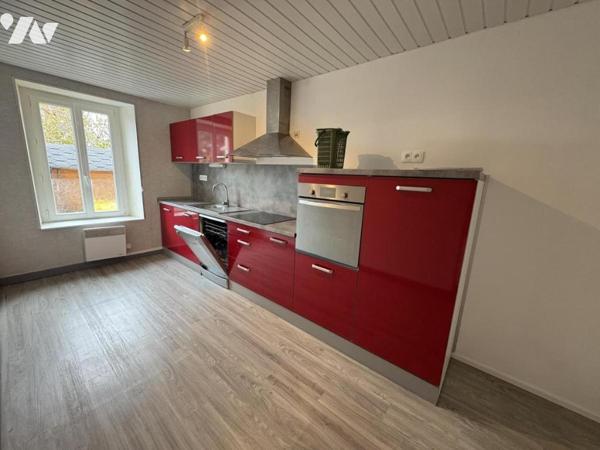 Maison d'habitation construite sur deux niveaux et comprenant 3 chambres et terrain à l'avant .