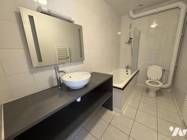 Maison d'habitation construite sur deux niveaux et comprenant 3 chambres et terrain à l'avant .