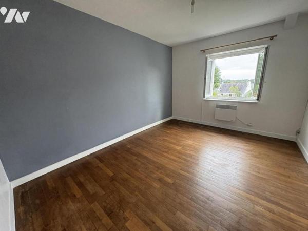 Maison d'habitation construite sur deux niveaux et comprenant 3 chambres et terrain à l'avant .