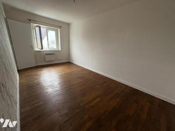 Maison d'habitation construite sur deux niveaux et comprenant 3 chambres et terrain à l'avant .